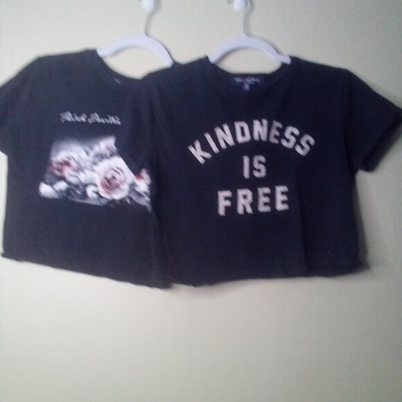 One Clothing Cropped Top XS Lot of 2 Short Sleeve Printed Flower Kindness Black - Picture 10 of 12